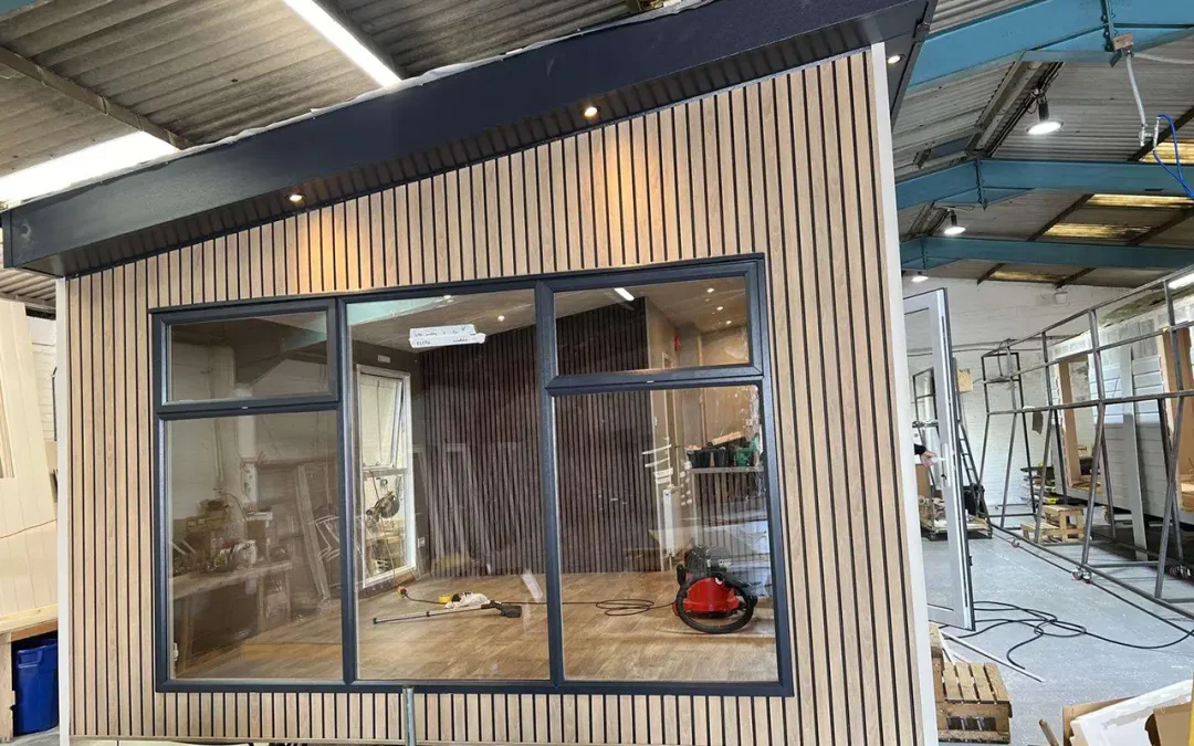 Sneakpreview van chalet met lessenaarsdak